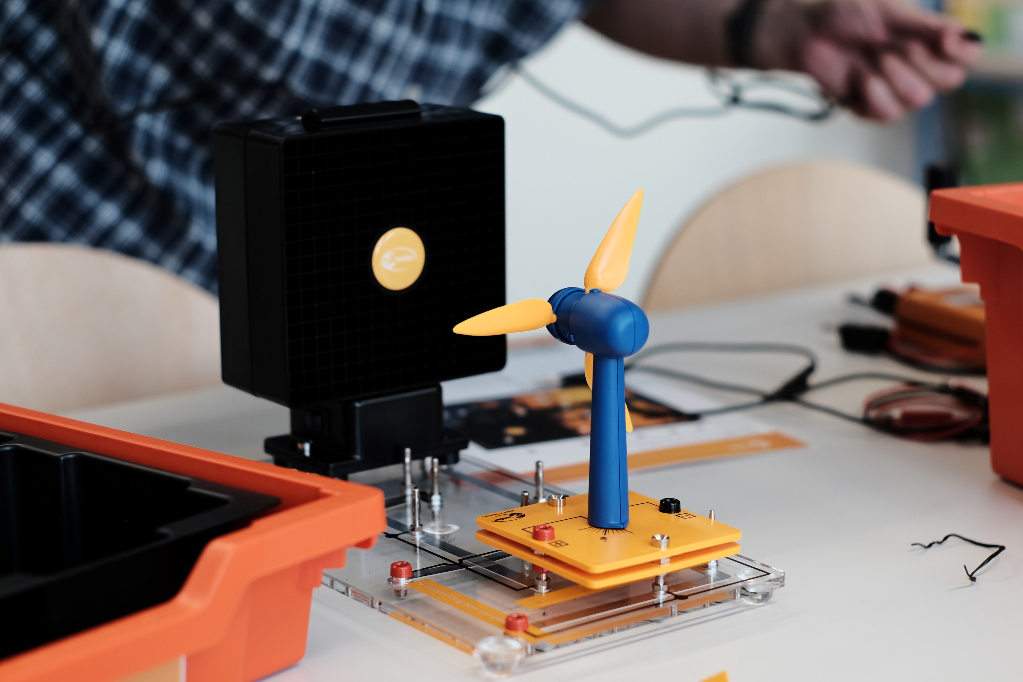 Ein Ventilator treibt eine Windrad an, das den Strom für die Produktion von Wasserstoff mittels eines Elektrolyseurs liefert